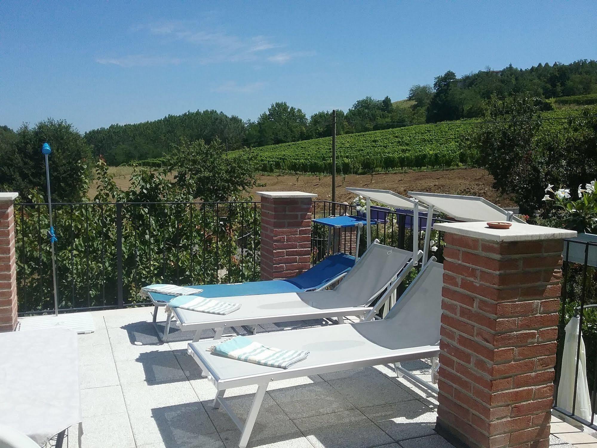 Bed and Breakfast La Terrazza Del Barbaresco Neviglie Esterno foto